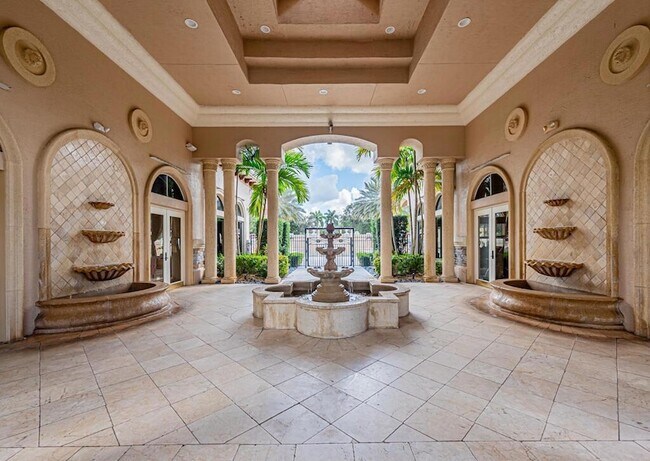 Building Photo - 10513 Versailles Blvd