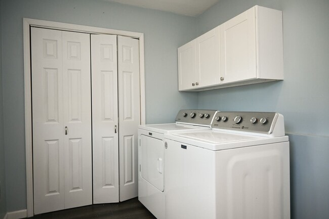 Building Photo - *Deposit Discount* Gorgeous 3 Bed 1 Bath H...