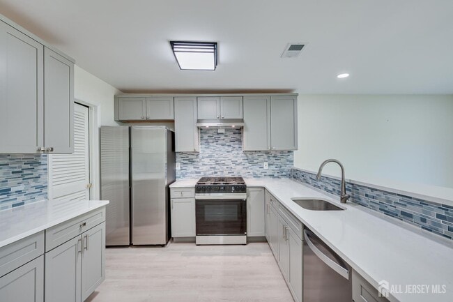 Building Photo - 6 Woodbury Rd