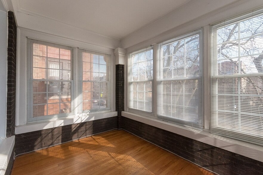 Building Photo - 1434 W Addison St