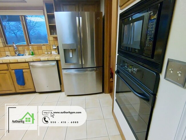 Building Photo - 10560 Old Oregon Trail