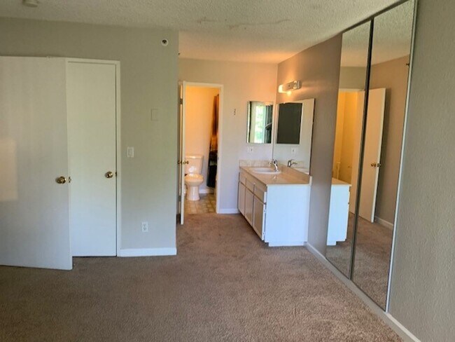 Building Photo - Spacious 1 Bedroom Parkway Pointe Condo!