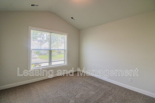 Building Photo - 333 Turnstone St