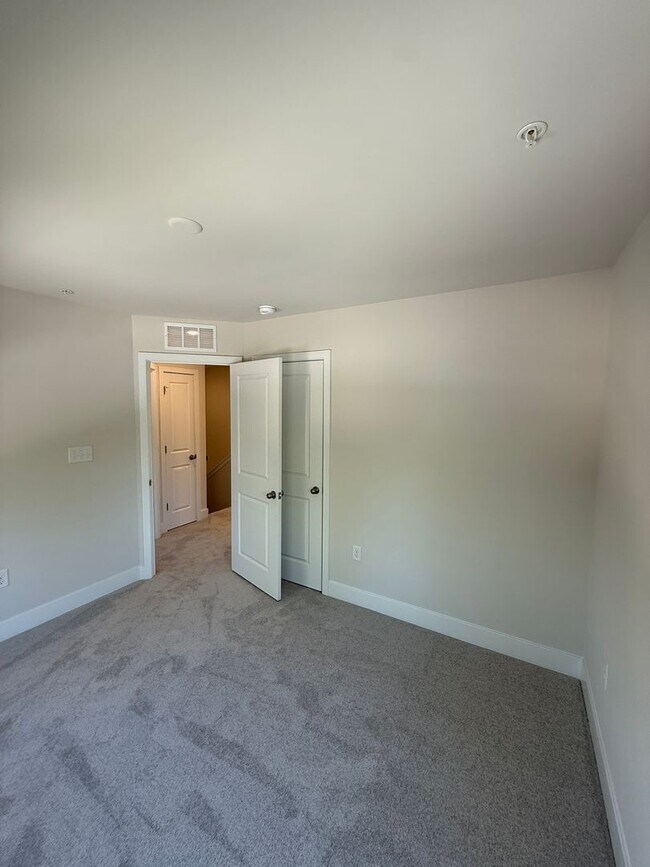 Building Photo - 2102 Winterberry Ln