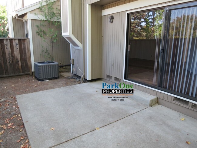 Building Photo - Large Town House Now Available in Martinez!