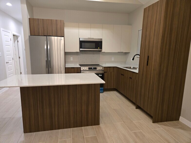 Building Photo - 705 Deanne Dr