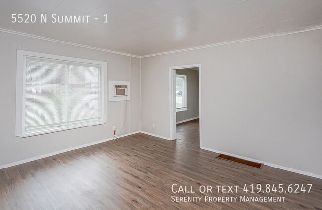 Building Photo - Newly Renovated 2-bdrm Lower Unit Availabl...