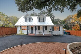 Building Photo - Urban Retreat: Cozy Charm in San Antonio