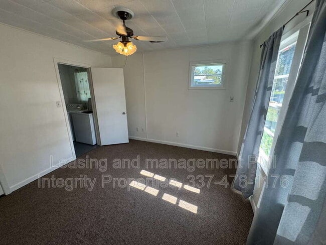 Building Photo - 105 N Cemetery St