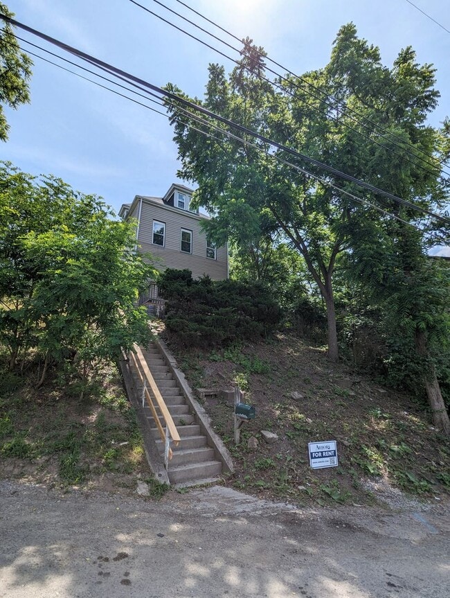 Building Photo - Large 4 Bedroom 1 Bathroom House (Marshall...