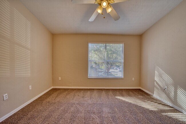 Building Photo - Beautiful Condo in Brighton Park! Move in ...