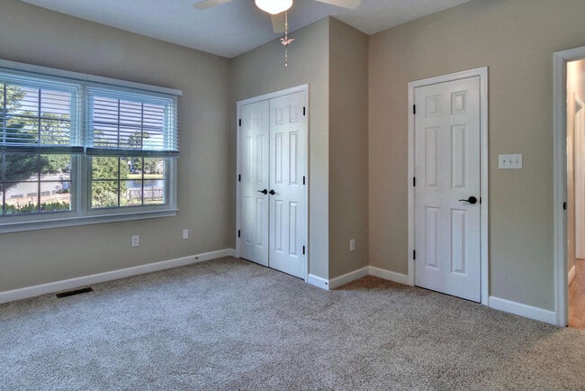 Building Photo - 128 Rockmor Ln