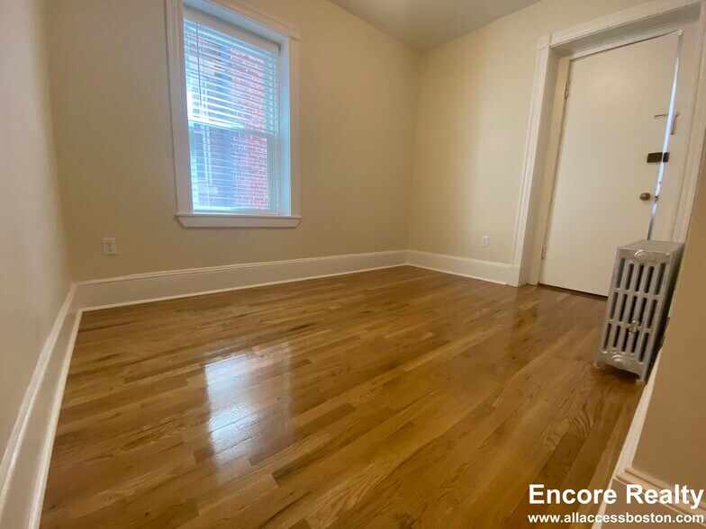 Building Photo - 1595 Beacon St