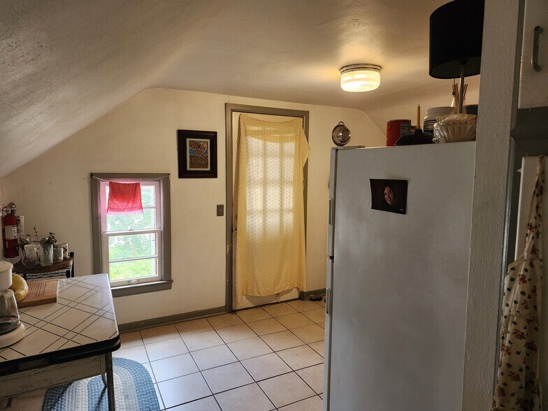 Kitchen/Entry - 2105 E Washington Ave