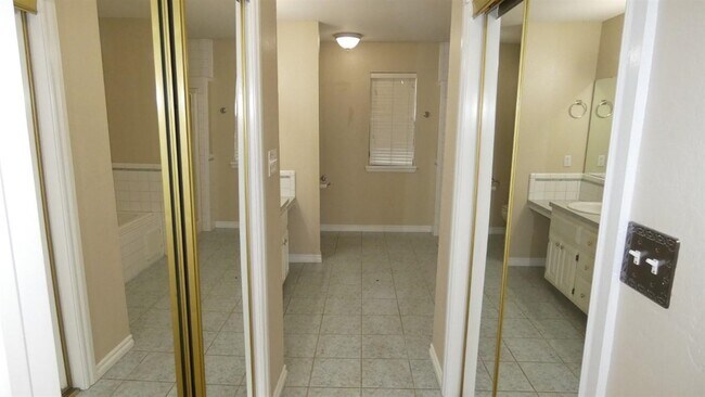 Building Photo - 17 NW Millcreek Rd