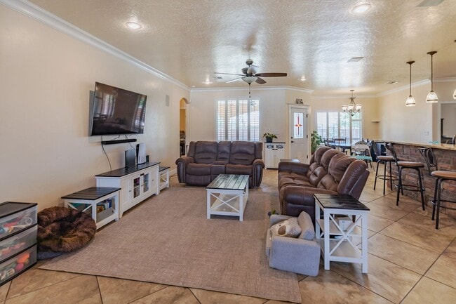 Building Photo - 4 Bedroom 2 bath Beautiful Home