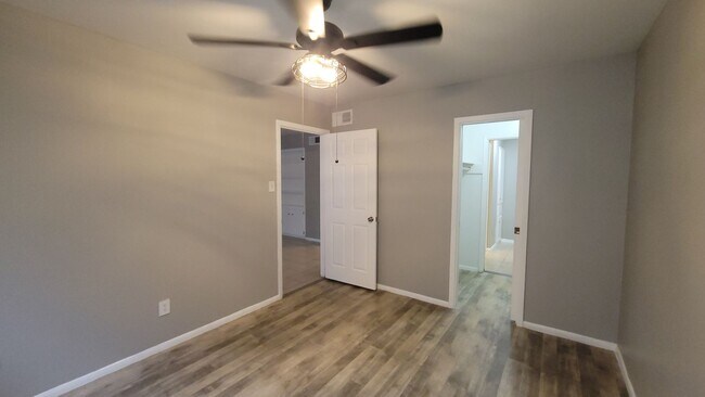 Building Photo - MOVE IN SPECIAL $500 OF THE FIRST MONTH RENT-Spacious 2 bedroom in Balcones Heights