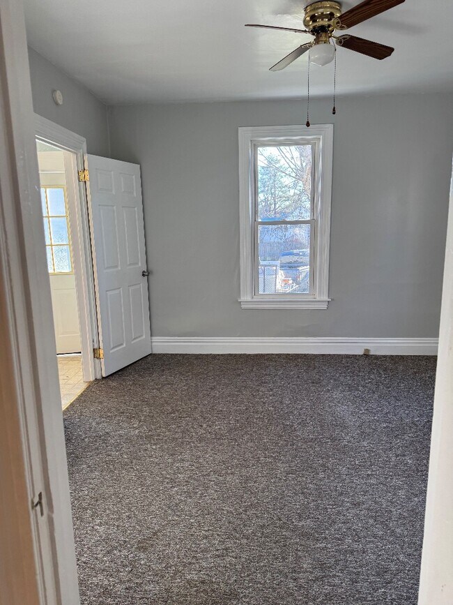 Building Photo - 374 Pine St