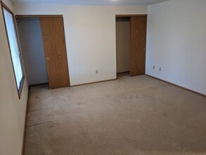 Building Photo - Large 4 bedroom