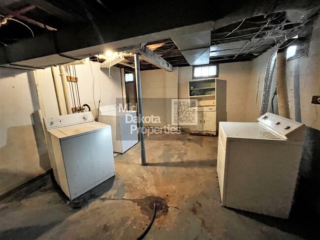 Building Photo - 1000 W 3rd- 5 bedroom, 2 bathroom, Attache...
