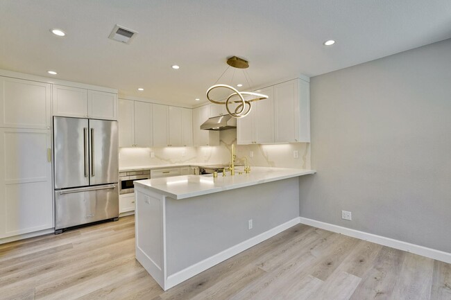Building Photo - Beautiful and spacious 3 bedroom 2.5 bath ...
