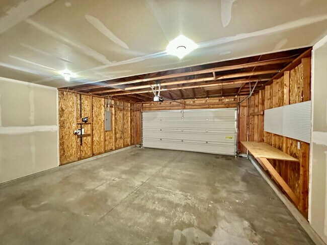 Building Photo - 3 bedroom home with expansive fenced backy...