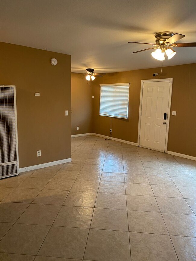 Building Photo - Lake Elsinore 2-Bedroom Home – $1,899 Limi...
