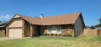 Building Photo - 1113 N Butternut Ave
