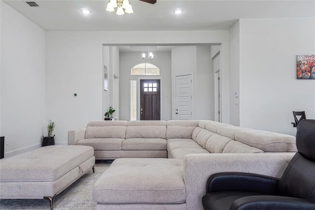 Building Photo - 6721 Empresa Dr
