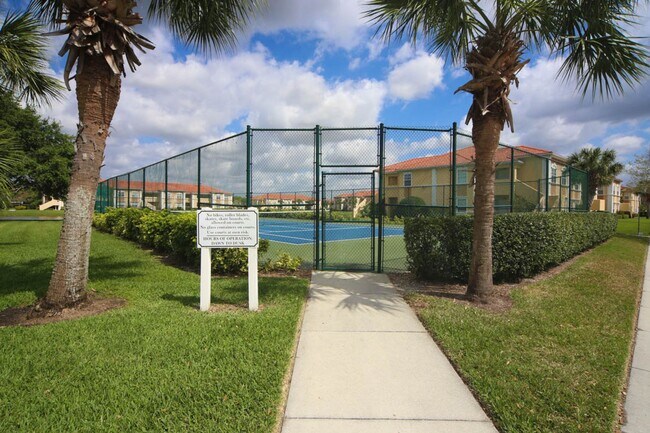 Building Photo - Spacious 2/2 unit becoming available July ...
