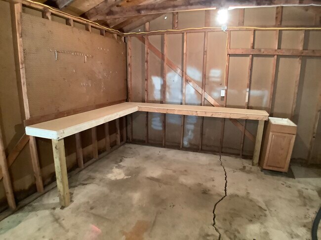 Garage - 3935 43rd St