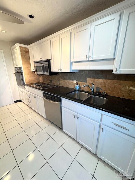 Building Photo - 825 Bayshore Dr