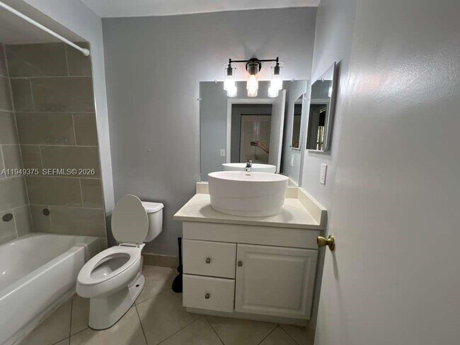 Building Photo - 9999 Summerbreeze Dr