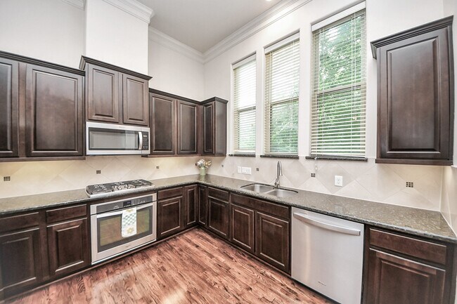 Building Photo - 8926 Lakeshore Bend Dr