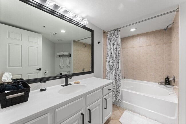 Building Photo - Conveniently located 3 bedrooms 2 bathroom...