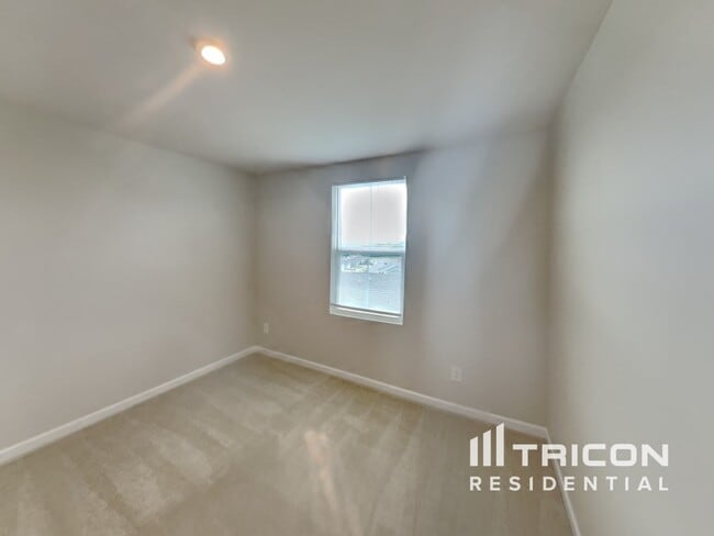 Building Photo - 3353 Thorpe Rd
