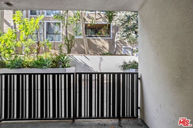 Building Photo - 11811 Darlington Ave