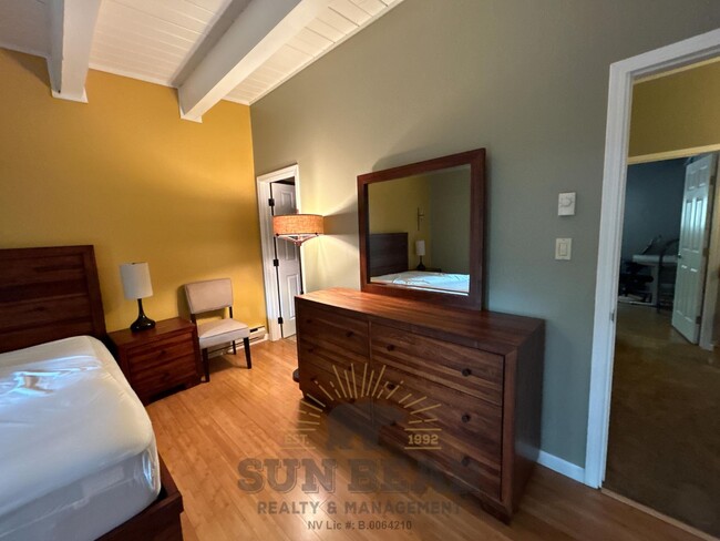Building Photo - 3 Bedroom - Great Location!