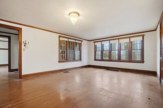 Building Photo - Private House on iuka ave Ravine – Central Campus – Newly Renovated - Flexible Pricing