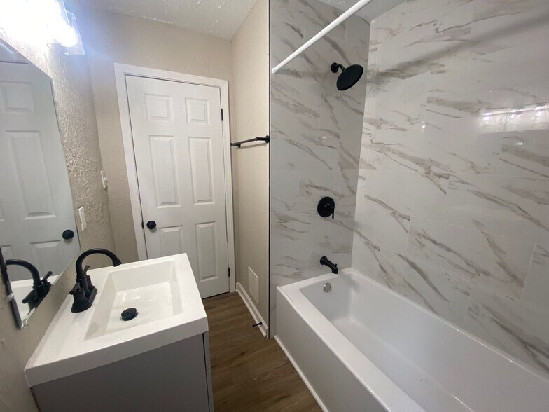 Building Photo - This beautifully updated 3-bedroom, 1-bath single-family home is ready for move-in!