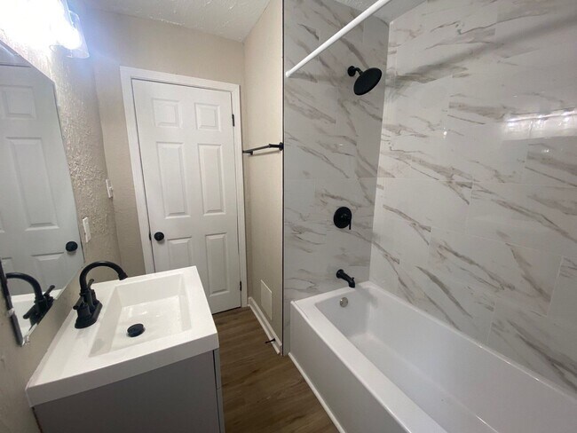 Building Photo - This beautifully updated 3-bedroom, 1-bath...