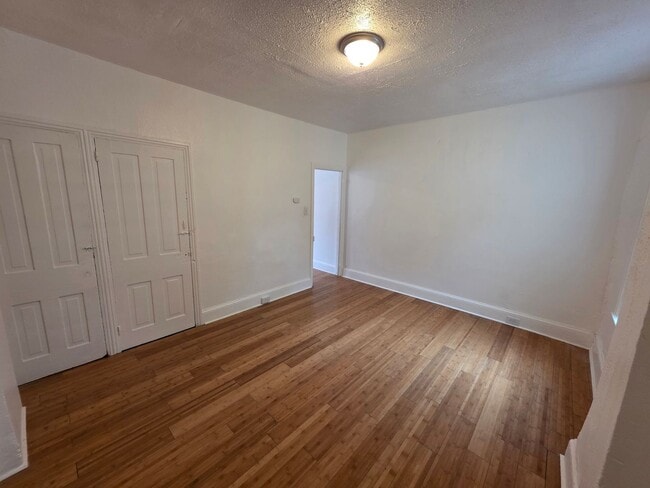 Building Photo - 916 N Spruce St