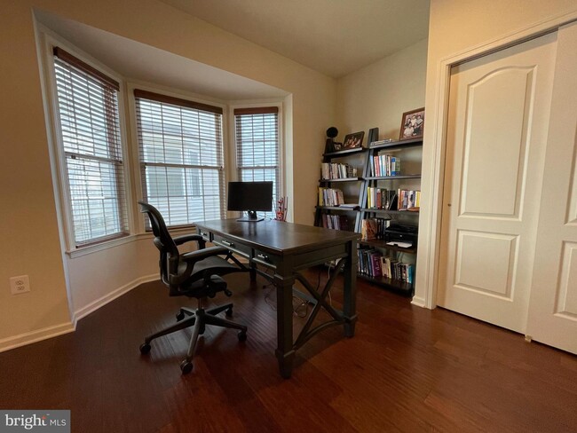 Building Photo - 42900 Southview Manor Dr