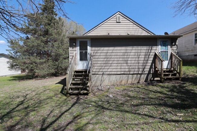 Building Photo - *MOVE IN SPECIAL*-Charming & Fully Updated...