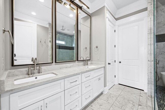 Building Photo - Stunning 4BE/3.5BA home in the heart of Gr...