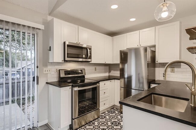 Building Photo - 1015 E Yager Ln