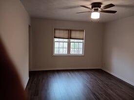 Building Photo - 2707 Fairway Dr