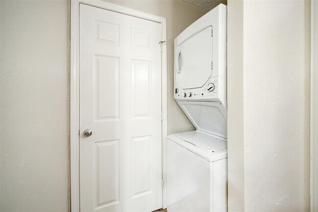 Building Photo - 1100 Augusta Dr