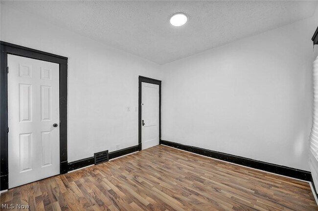 Building Photo - 12001 Oakview Ave