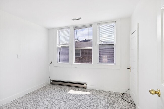 Building Photo - 1604 17th Ave S